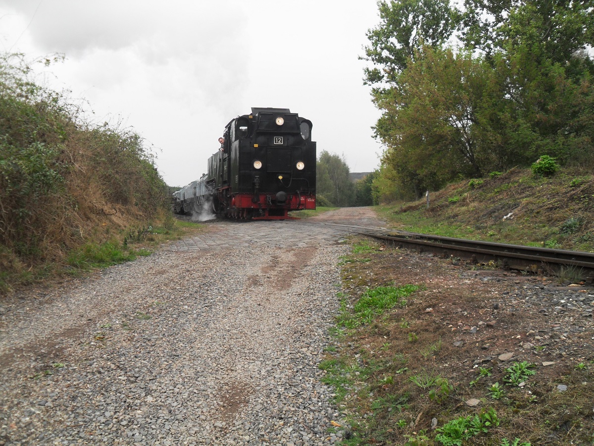Lok 12 am 01.10.2016 mit ihrem Zug bei der Ausfahrt aus Hettstedt Eduardschacht in Richtung Hettstedt Kupferkammerh�tte.