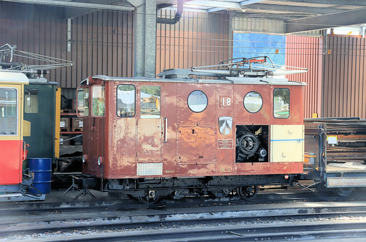 Lok 18 der Schynigen Platte Bahn mit geöffneter Seitenwand und  spitz  gestellten Frontfenstern. Lok 18 ist die ehemalige Wengernalpbahn Lok 58. 23.August 2022 