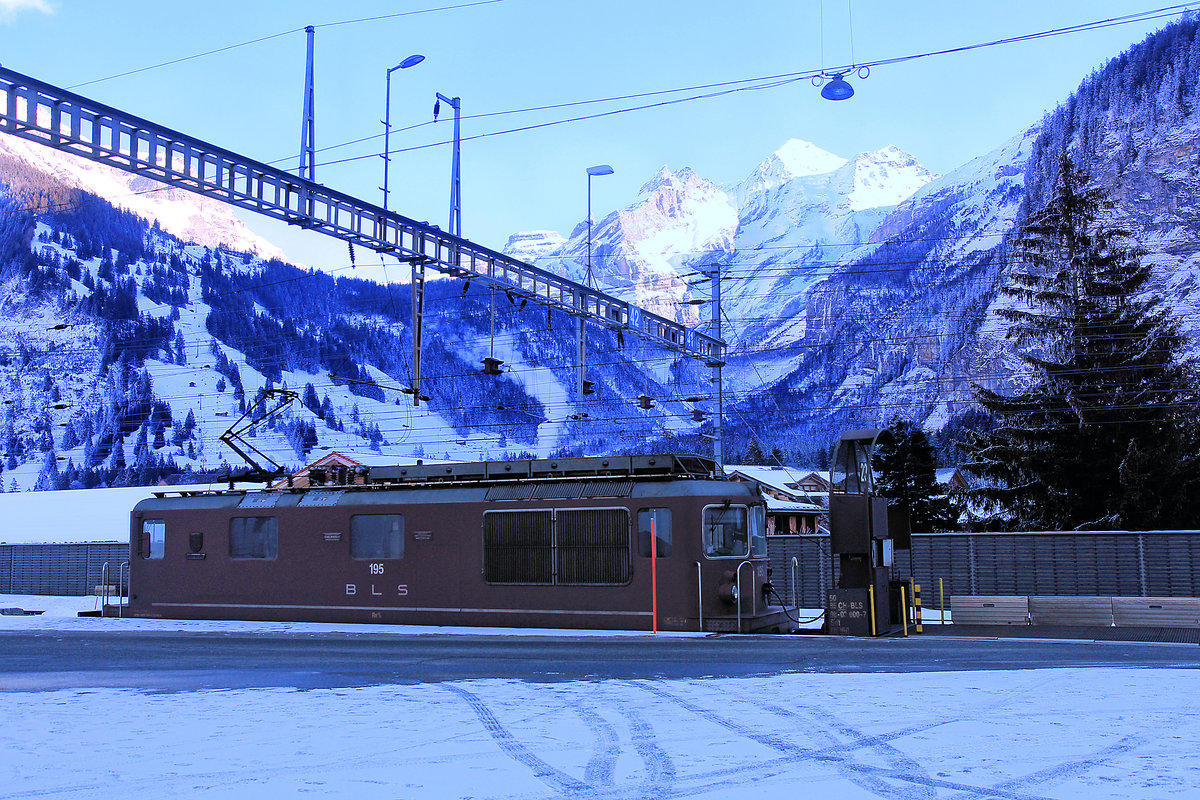 Lok 195 von 1983 steht am frühen Morgen an der Rampe für das Be- und Entladen der Autotransportzüge durch den Lötschberg Scheiteltunnel. Kandersteg, 7.Januar 2021 