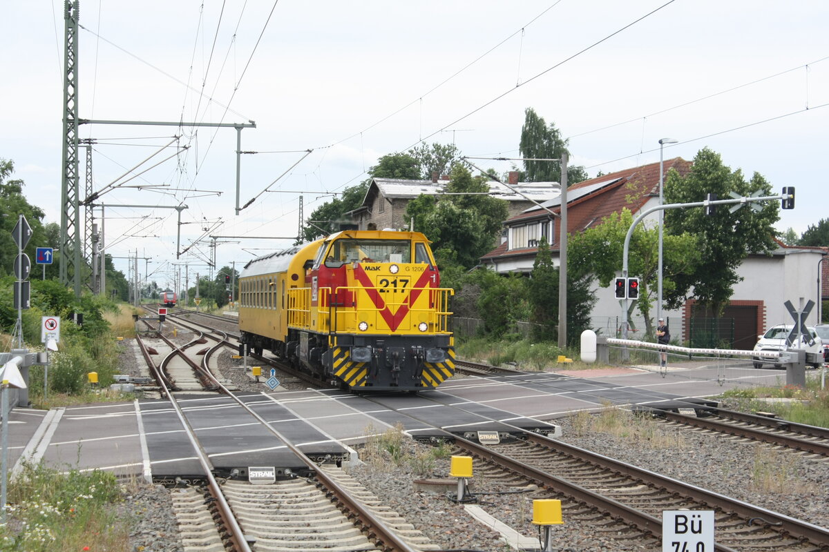 Lok 217 (G1206) der MEG mit einem Messwagen bei der Durchfahrt im Bahnhof Niemberg am 5.7.21