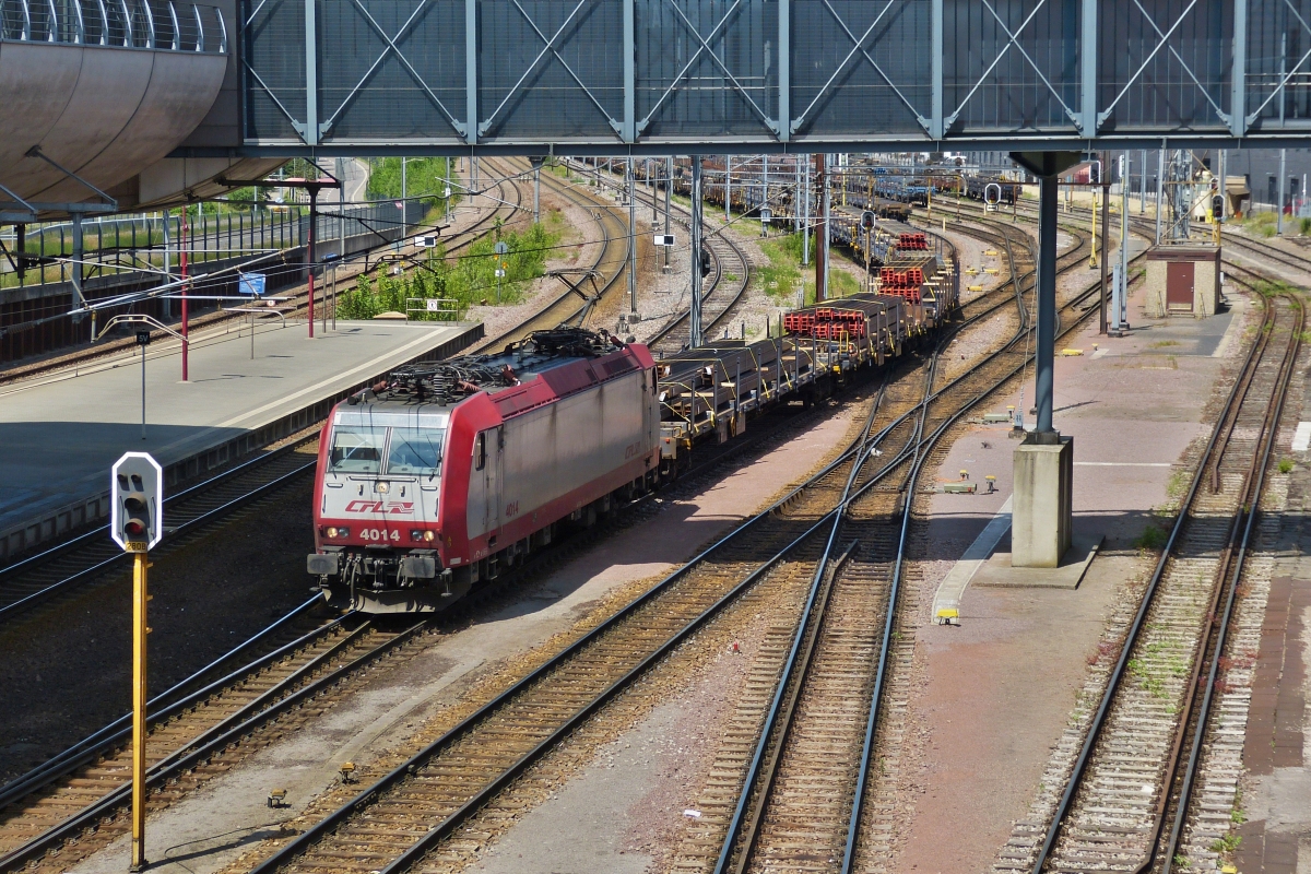 Lok 4014 fährt mit einem mit Stahlträgern beladenen Güterzug aus der Abstellung des Bahnhof Belval Université aus und verlässt den Bahnhof in Richtung Bettemburg. 25.06.2021