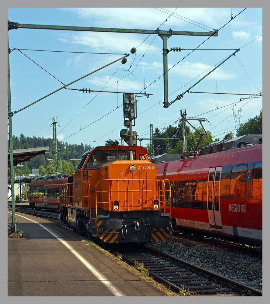 Lok 46 der Kreisbahn Siegen-Wittgenstein (KSW) fhrt man 06.09.2013 in den Bahnhof Betzdorf/Sieg ein, sie kommt solo von Siegen, um hier einen Gterzug abzuholen.
Die Lok eine Vossloh G 1700-2 BB (eingestellt als 92 80 1277 807-4 D-KSW). Im Hintergund fhrt der RE 9 aus Kln ein.