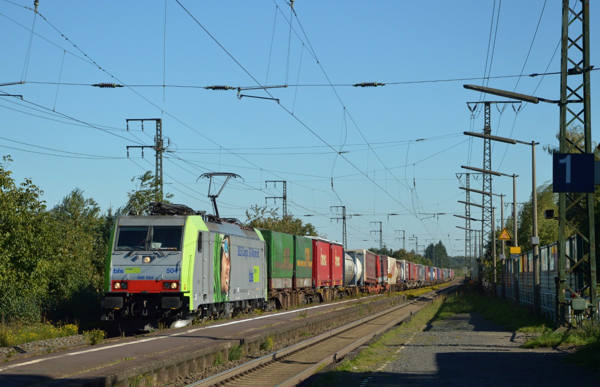 Lok 486 504 bei der Durchfahrt mit einem Güterzug am 02.10.2015 durch Weiterstadt