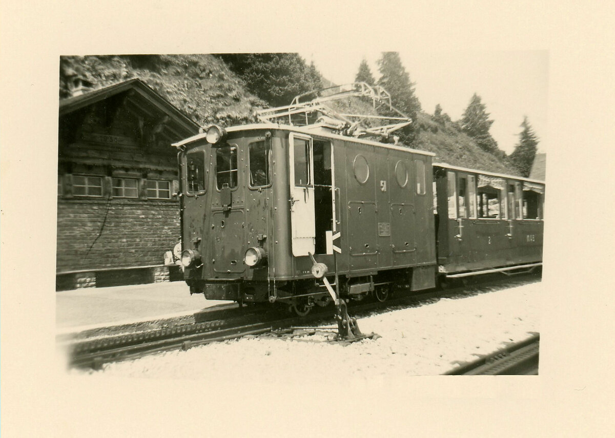 Lok 51 der Wengernalpbahn verbrachte drei Sommer auf der Schynigen Platte Bahn (1961/62/63). Heute dürfte die Lok in Grindelwald Grund remisiert sein. Im Bild steht sie 1962 auf der Schynigen Platte.  