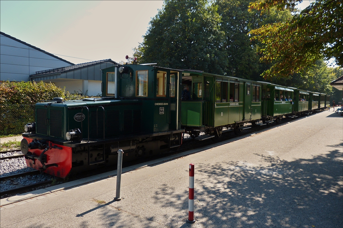 Lok 57499 der Chiemsee steht mit ihrem Zug an der DB Haltestelle in Prien am Chiemsee und wartet  die Einfahrt des Nächsten Zuges ab um diese Gäste an den Chiemsee zu fahren.  16.09.2018 (Hans)