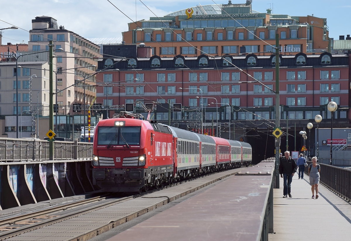 Loket-Vectron 193 287 auf der südlichen Zentralbrücke der Eisenbahn, Södra järnvägsbron, in Richtung Hauptbahnhof. Stockholm, Juni 2018.