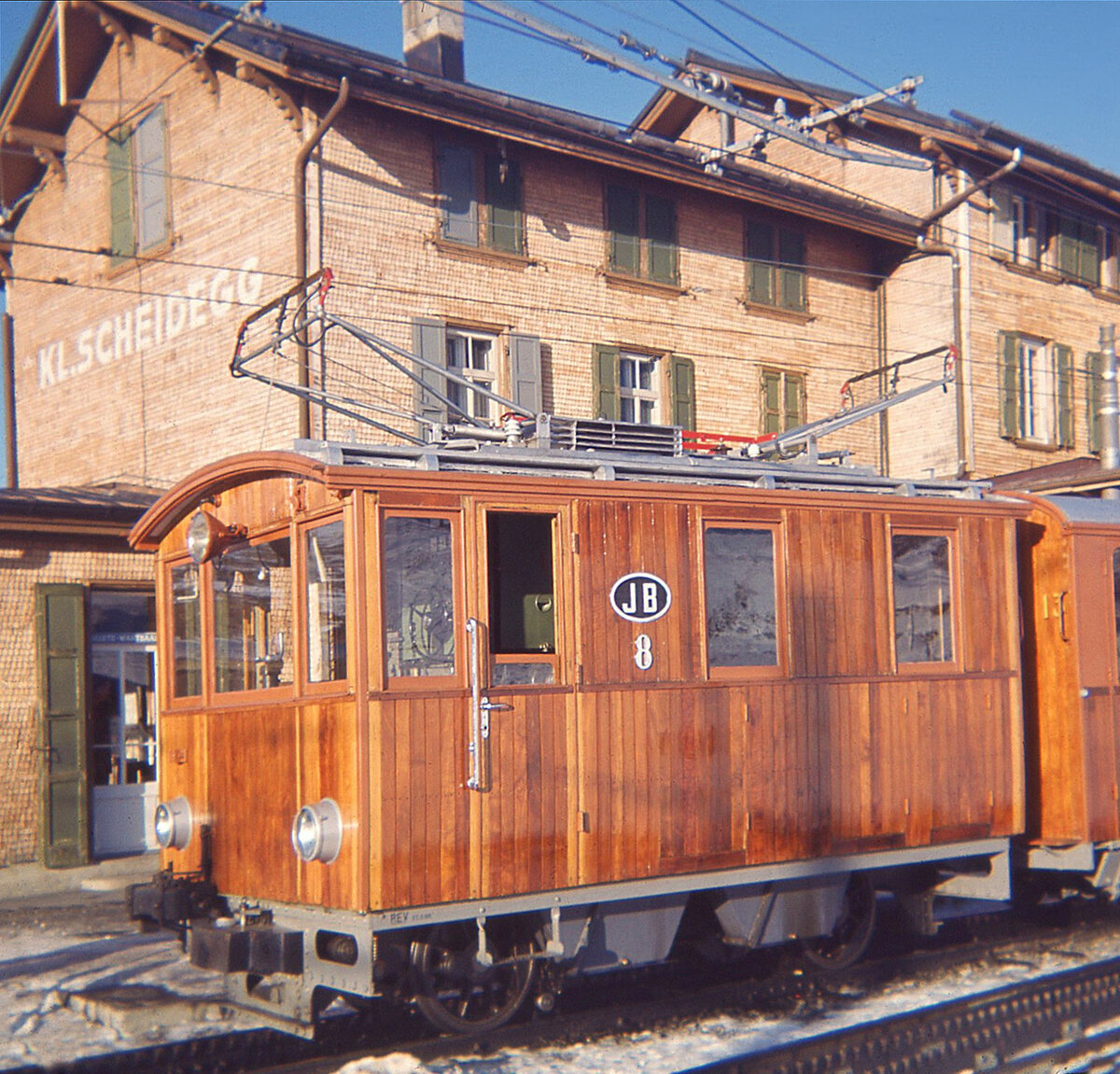 Lokomotive 8 der Jungfraubahn, Kleine Scheidegg, Januar 1964: Lok 8 wurde im Rahmen der Lieferung der Loks 8 - 10 als HGe2/2 für Zahnrad- und Adhäsionsbetrieb 1911/12 gebaut. 1950/51 wurden sie auf reinen Zahnradbetrieb umgebaut. Bis 1960 unter 650 Volt/40 Hz in Betrieb, ab November 1960 unter 1125 Volt/50 Hz. 