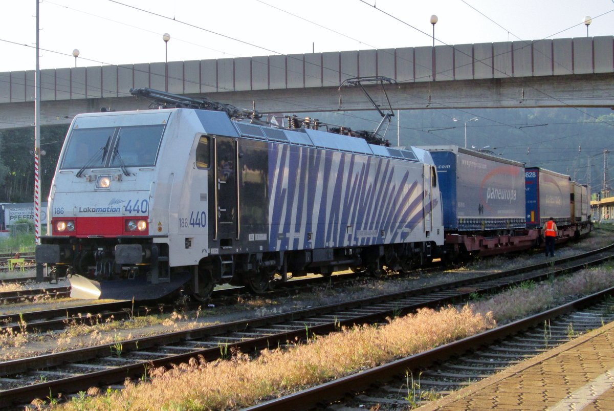 Lokpomotion 186 440 geniesst die Sonne in Kufstein am 3 Juni 2015.