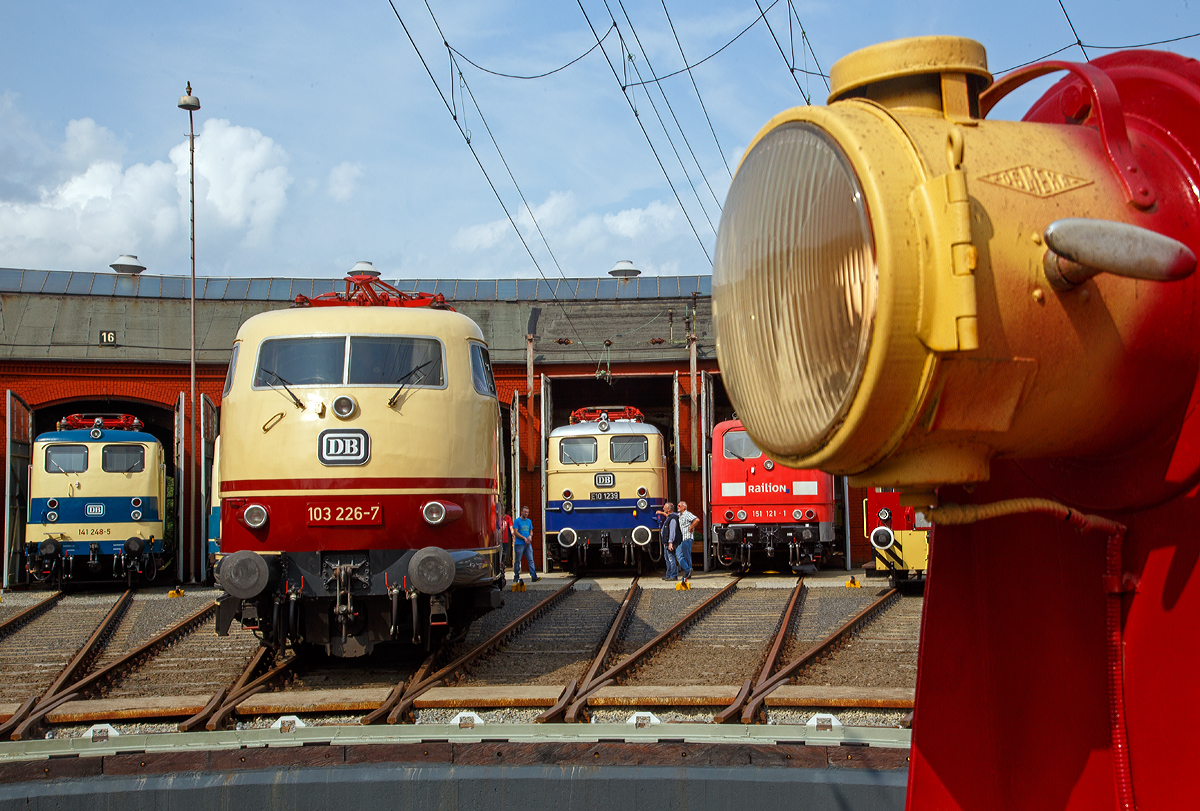 
Lokschuppenfest 2017 im Südwestfälischen Eisenbahnmuseums in Siegen, am 26.08.2017 ein Blick von der Drehscheibe auf der Legenden der DB.....
Von links nach rechts: Die 141 248-5, ex DB E 41 248, In der Sonderlackierung des  Karlsruher Zuges , die 103 226-7 (91 80 6103 226-7 D-DB) in den TEE-Farben purpurrot/elfenbein und die E 10 1239 / 110 239-1 (91 80 6 110 239-1 D-LCDB), ex DB E 10 239, im Ablieferzustand der Rheingold Farben Beige/ Kobaltblau. Ganz rechts die Lampe der 322 119-9 (ex Kö 4839).