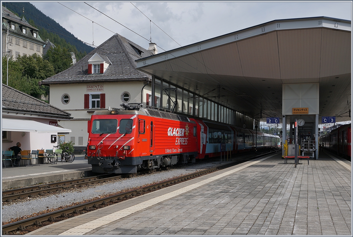 Lokwechsel beim Glacier Express PE 903 St. Moritz - Zermatt in Disentis: die MGB HGe 4/4 II N° 4 wartet auf die Abfahrt und den noch kommenden Gegenzug um mit ihrem Glacier Express PE 903 nach Zermatt weiter zu fahren. 

16. Sept. 2020