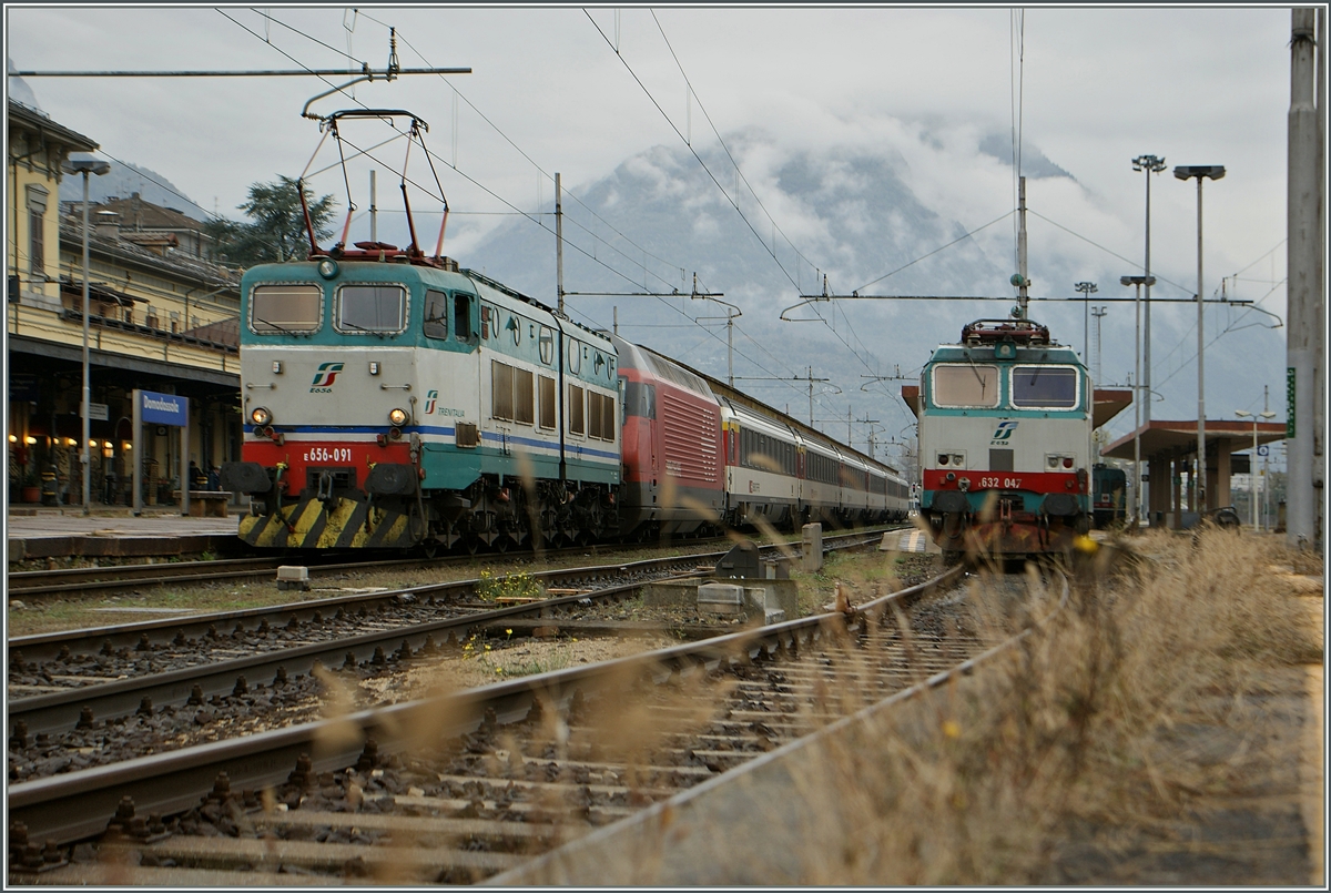 Lokwechsel in Domodossola: Die FS 656 091 wird die SBB Re 460 im Gleichstromteil des Bahnhofs von Domodossoal rangieren und in den Wechelstromteil des Bahnhofes  abstossen.
31. Okt. 2013