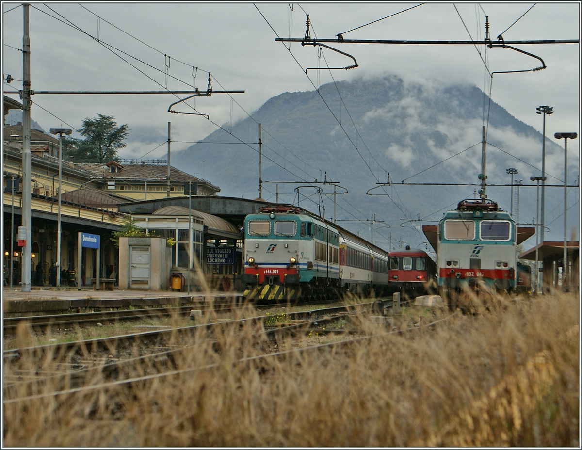 Lokwechsel in Domodossola: 
Die FS 656 091 ist angekuppelt, die ntigen Sicherheisablufe knnen eingeleitet werden. 
31. Okt. 2013