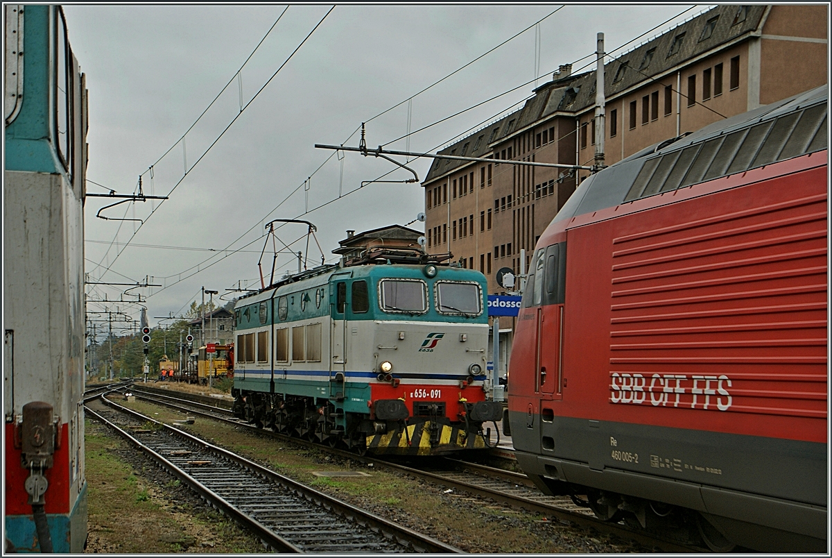 Lokwechsel in Domodossola: Fand frher dieser fotogene Lokwechsel recht oft stad, kann man ihn heute nur nocht mit dem Nachtzugspaar Paris-Venzia mitten in der Nacht erleben. 
Fllt ein ETR 610 aus, so muss man in der Regel in Domodossola umsteingen Doch kein Regel onne Ausnahme: vom 28. Okt. - 5. Nov. wurden die das ZUugspaar EC 37/42 statt mit einem ETR 610 mit einer Kompositon gefhrt. Ich liess mir das Schauspiel des damit verbunden Lokwechsel nciht nehmen und fuhr nach Domodossola.
Der EC 37 ist pnkltich in Domo eingetroffen, die FS Gelchstromlok 656 091 nimmt sich der SBB Wechselstromlok an.
31. Okt. 2013