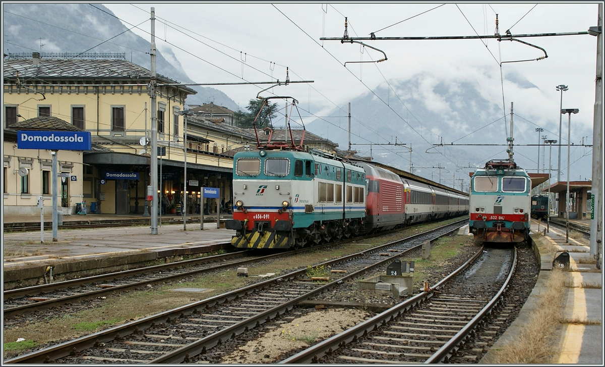 Lokwechsel in Domodssola: Die FS 656 schleppt die SBB Re 460 005-2 vom Zug.
31. Okt 2013