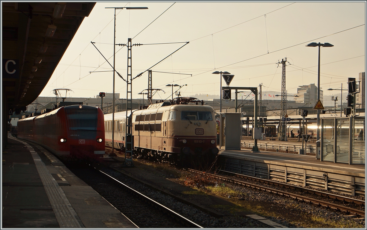 Lokwechsel infolge Fahrtrichtungsänderung in Stuttgart des IC 119: Bereit für die Weiterfahrt nach Ulm: die DB 103 113-7. 
28. Nov. 2014