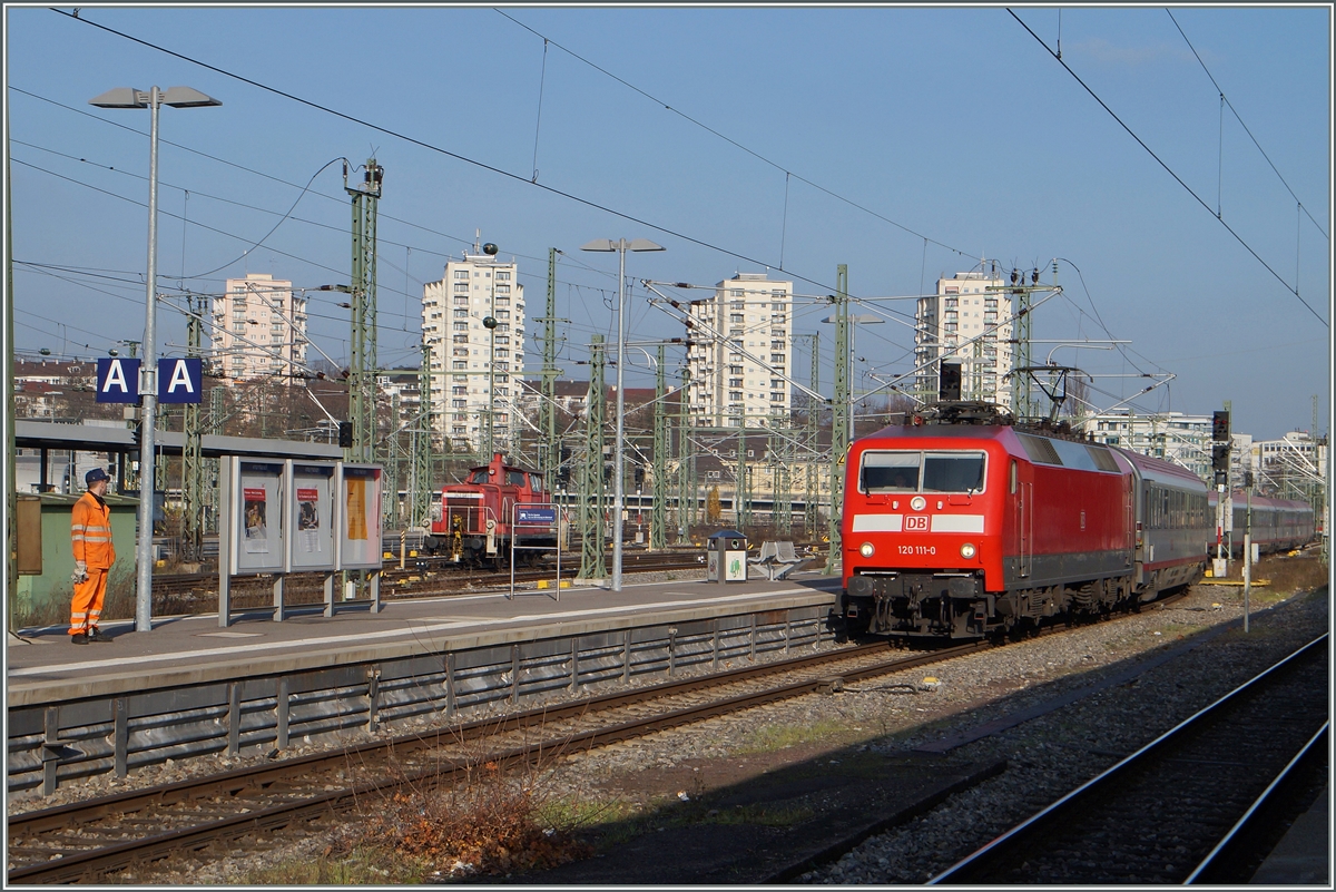 Lokwechsel infolge Fahrtrichtungsänderung in Stuttgart des IC 119: mit der blitzsaubern 120 111-0 erreicht der IC Stuttgart. 
28. Nov. 2014