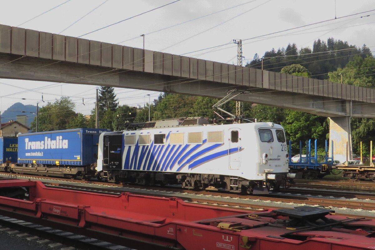 LoMo 139 213 schiebt ein KLV aus Kufstein aus am 22 September 2021. 