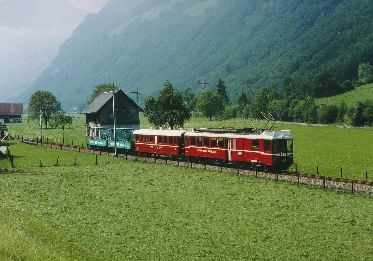 LSE: Erinnerung an die Luzern - Stans - Engelberg - Bahn. Sonderzug mit BDeh 4/4, Sommerwagen und dem ehemaligen Brnigwagen B4 mit oP im Sommer 1995. Der ehemalige Brnigwagen galt als allerletzte Reserve und war nur sehr selten im Einsatz fotografierbar. Per 1. Januar 2005 fusionierte die SBB (Brnigbahn) mit der LSE zur Zentralbahn.
Foto: Walter Ruetsch