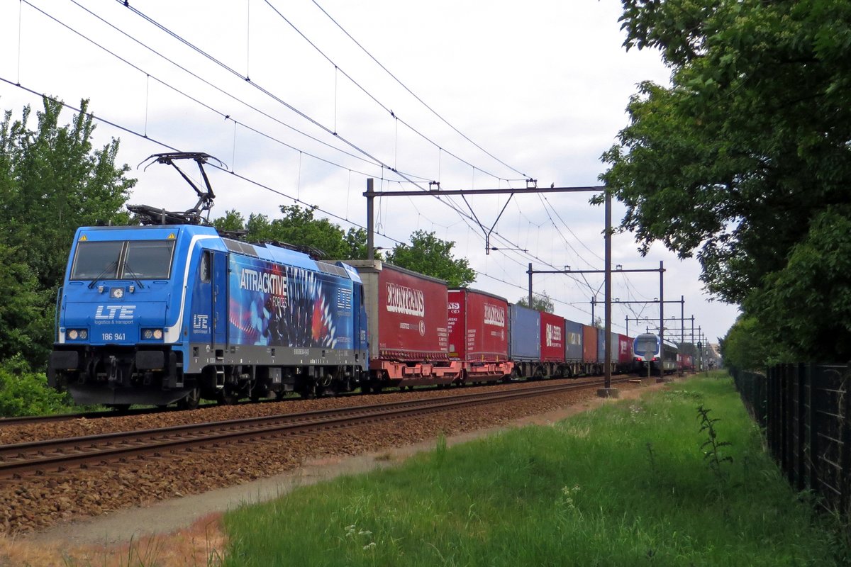 LTE 186 941, frisch beklebt, präsentiert sich mit der Rzepin-Shuttle am 16 Mai 2020 in Wijchen.