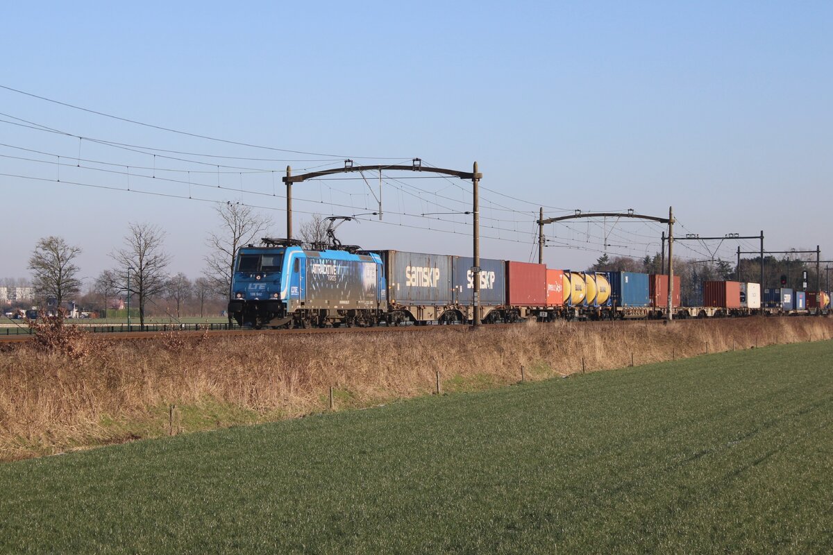 LTE 186 942 passiert mit ein KLV am 19 Jänner 2024 Hulten und wird vom offenbarere Weg fotografiert.