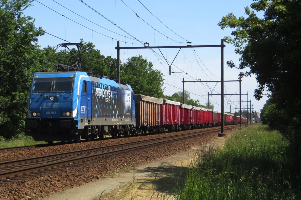 LTE 186 942 schleppt ein Ganzzug von DB Polska-Eanossen durch Wijchen am 31.Mai 2023.