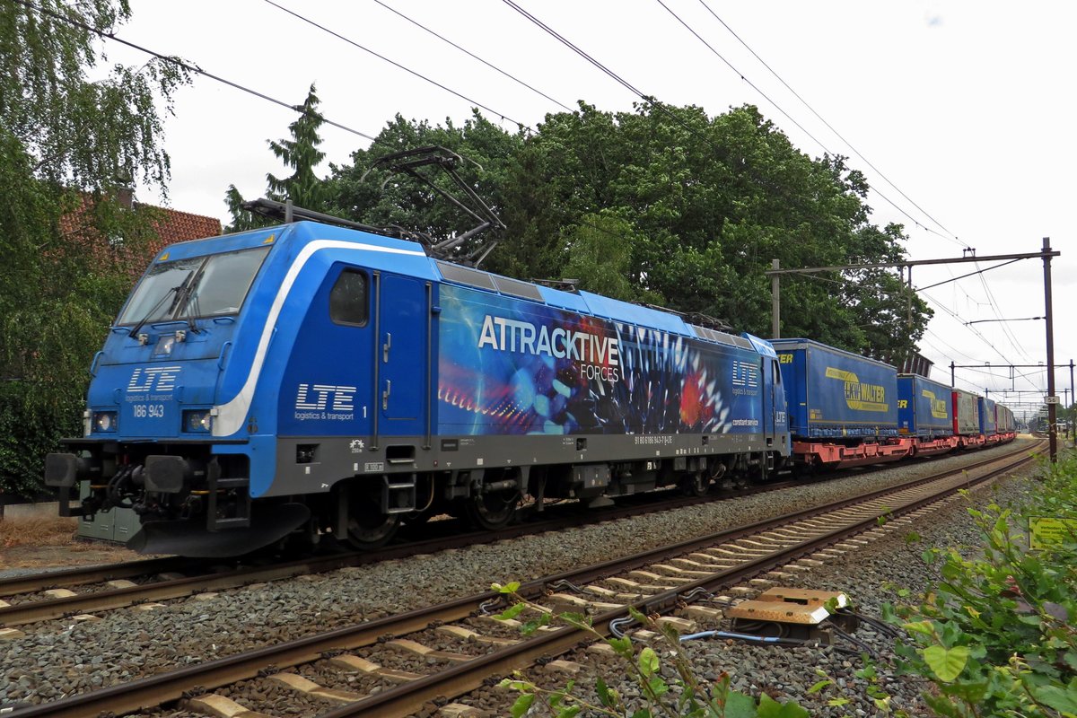 LTE 186 943 wirbt für AtTRACtive Forces beim Passage von Wijchen mit der Rzepin-Shuttle am 5 Juli 2020.