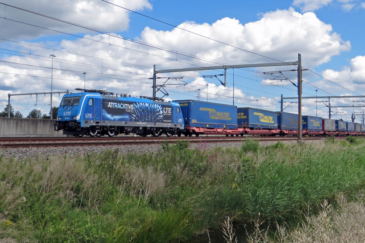 LTE 186 944 zieht der Rzepin-KLV durch Valburg CUP am 12 Juli 2020.