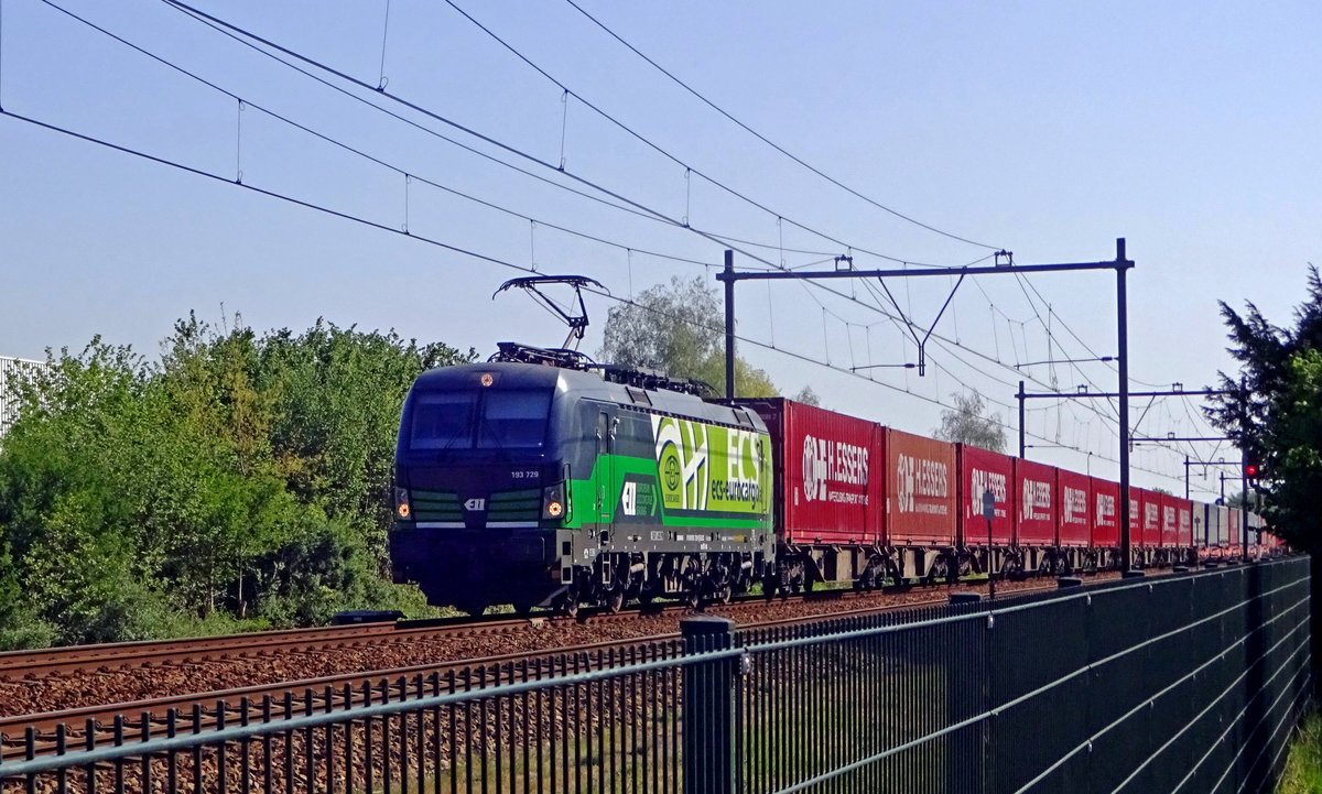 LTE 193 729 zieht der Rzepin-Shuttle am 26 April 2020 durch Wijchen nach Tilburg-Industrie.