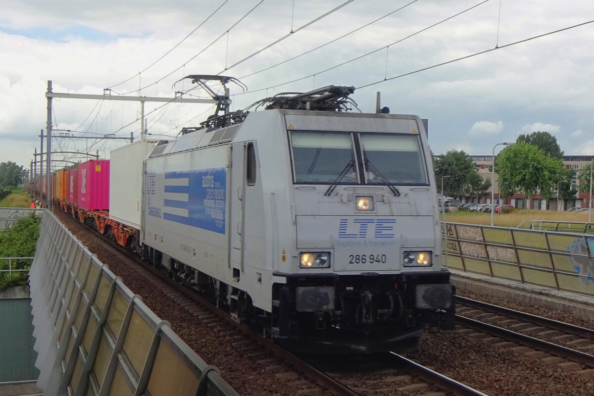 LTE 286 940 schleppt der Mannheim-Wörth KLV durch Tilburg-Reeshof am 9 Juli 2021.