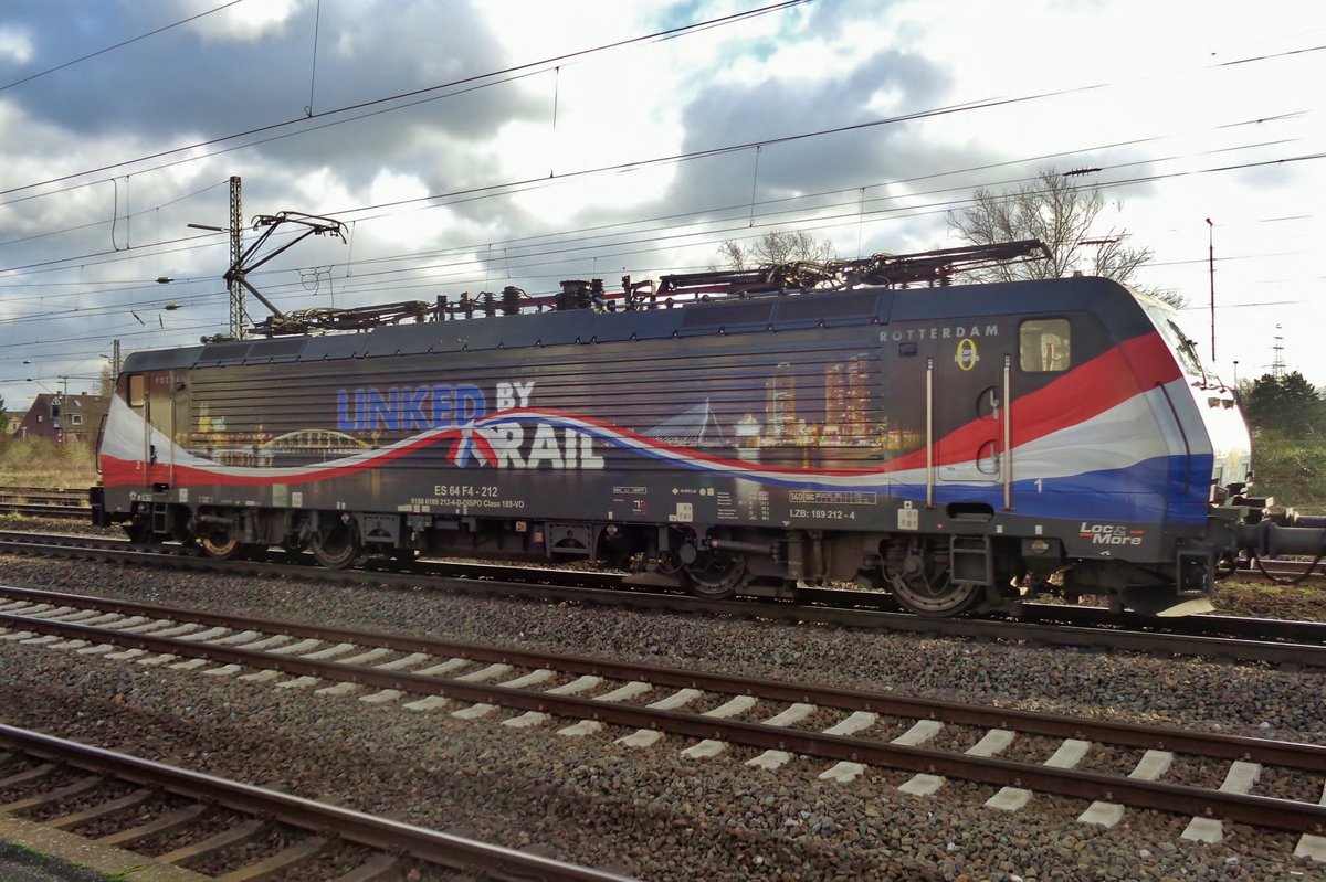 LTE Fahnenlok 189 212 wirbt für die KLV-Shuttle zwischen Rotterdam-Kijfhoek (NL) und Poznan-Franowo (PL), ein Erbgut von die ERS Railways Zeit von 189 212 -deswegen die Polnische und die Niederländische Flaggen. Nach die Pleite von ERS Railways in April 2017 ubernam LTE diese Poznan-Shuttle. Am 28 Dezember 2017 ist 189212 mit ein andere KLV bei Oberhausen Osterfeld Süd unterwegs; die Poznan-Shuttlefahrt nicht uber Oberhausen, doch uber Rotterdam, Amersfoort, Rheine, Minden und Berlin.
