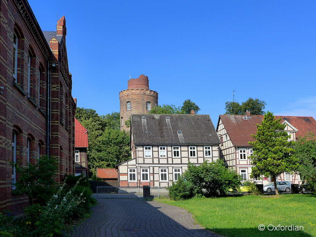 Lüchow - Amtsturm zwischen Fachwerkhäusern.