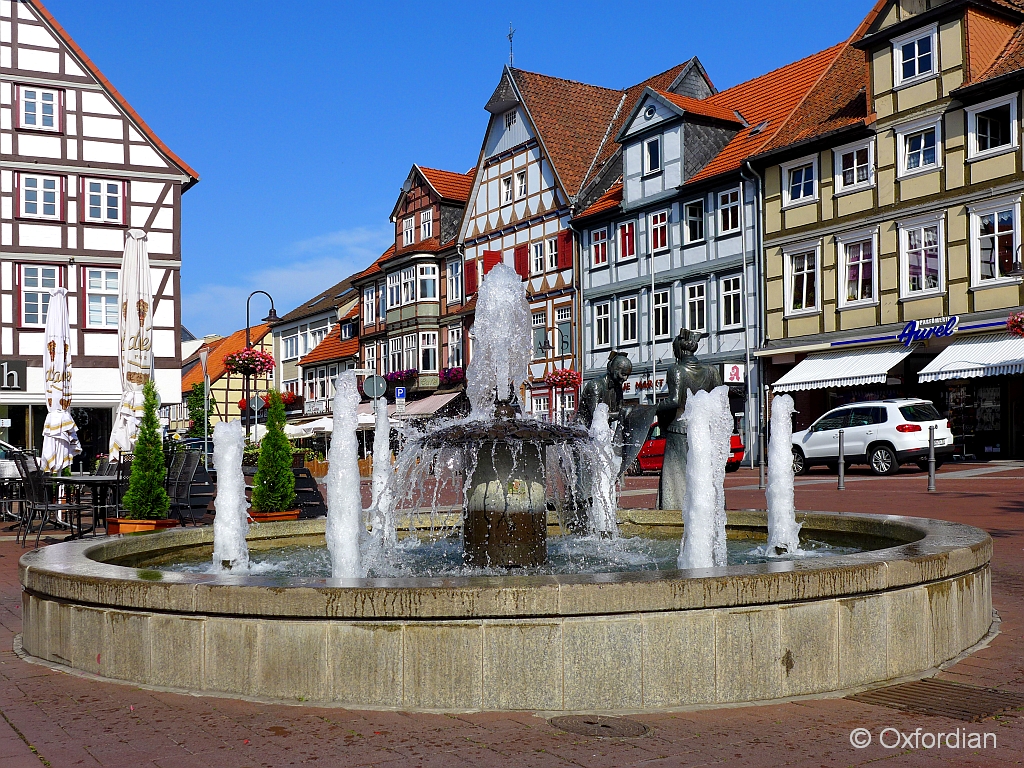 Lüchow - Brunnen und Lange Straße mit Fachwerkhäusern.