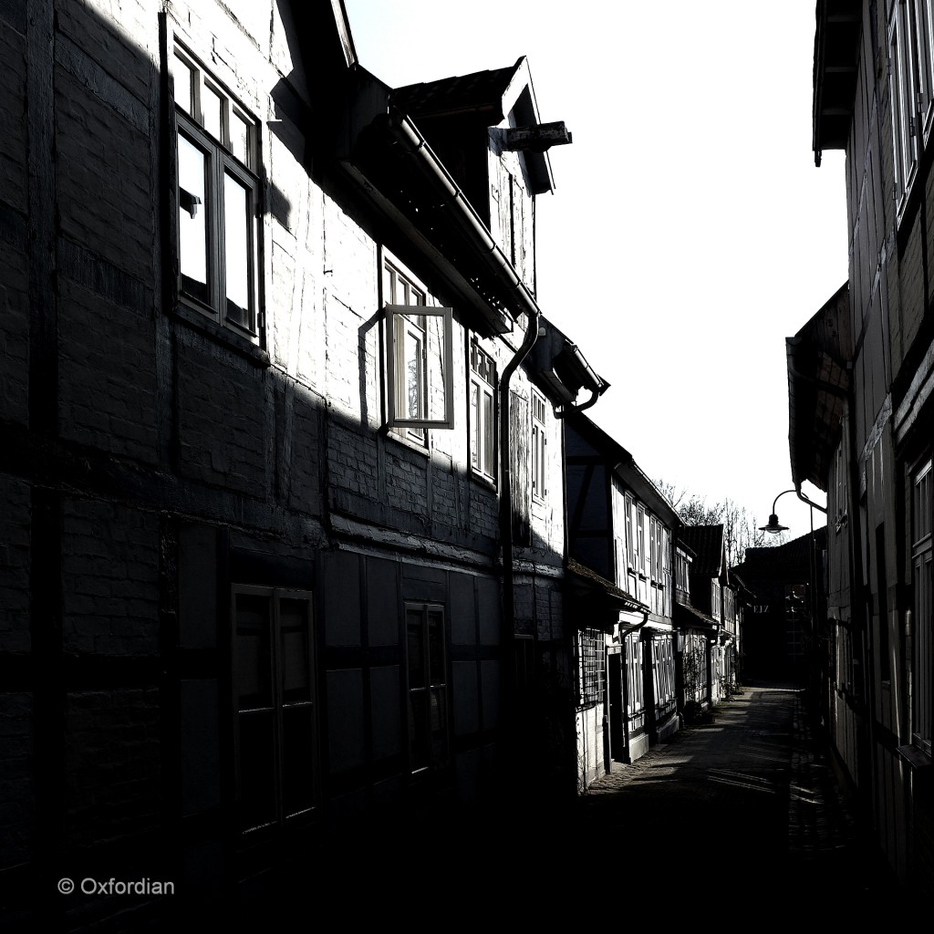 Lüchow - enge Gasse mit Fachwerkhäusern.