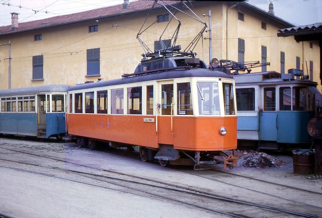 Lugano-Cadro-Dino: Triebwagen 10 (1937) der einstigen Biel-Meinisberg-Bahn. Dahinter ein weiterer Tramwagen, der bis 1964 von hier zum See hinab fuhr. (Ich war wohl am 4.4.1966 so fasziniert vom roten Wagen, dass mir der abgeschnittene Pantograph leider nicht auffiel.) 