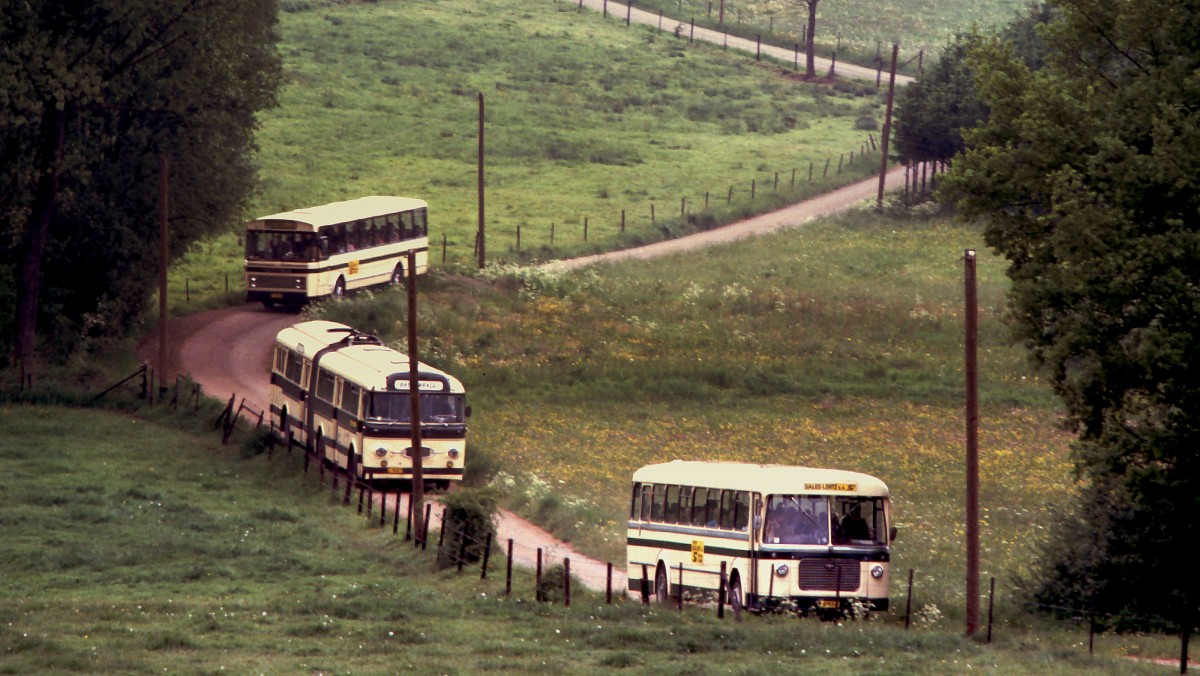 Luxemburg, Lamadelaine, Henschel HS 160 USL-G Gelenkbus zwischen zwei VanHool Bussen. Diese Busse bringen auf schmalen Wegen die Fahrgste der Museumsbahn Fond-de-Gras zum ehemaligen Terminus  Fuussbsch . Scan eines Dias aus dem Jahr 1976. 