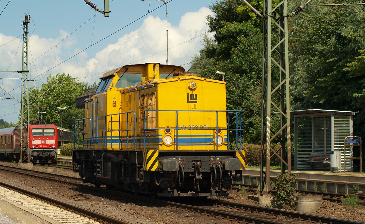 LW 203.001/ 203 231-6(LEW 1971/12899, 1082 kW, ex ALS, DR 202 390)bei der Durchfahrt in Schleswig. 26.07.2011