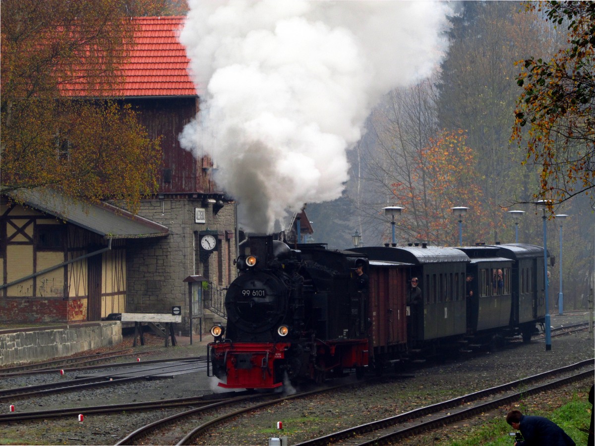 m Rahmen eines Fotowochenende fuhr am 18.10.14 die 99 6101 mit einem Fotozug von Quedlinburg �ber Gernrode-Alexisbad-Silberh�tte-Stiege nach Hasselfelde und zur�ck.Im Bahnhof Alexisbad gab es eine Scheinausfahrt.Hier verl�sst 99 6101 die liebevoll Pfiffi genannt wird den Bahnhof Alexisbad Ri.Silberh�tte.