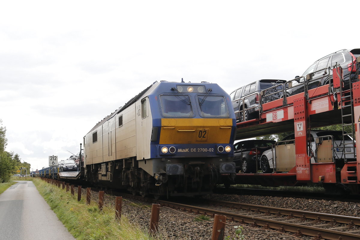 MAK DE 2700-02 mit einem Autozug am 13. August 2017 bei Klanxbll.