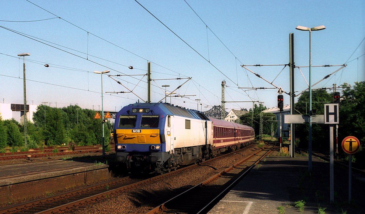 MaK DE 2700-03 und 01 mit Sonderzug bei der Einfahrt in Rendsburg. 26.06.2005