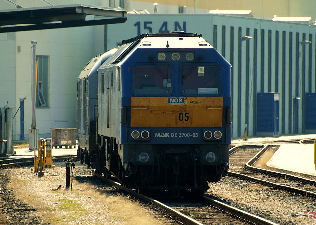 MaK DE 2700-05/251 005-5 steht zusammen mit einer ER20 abgestellt im NOB Bw in Husum. 20.07.2011