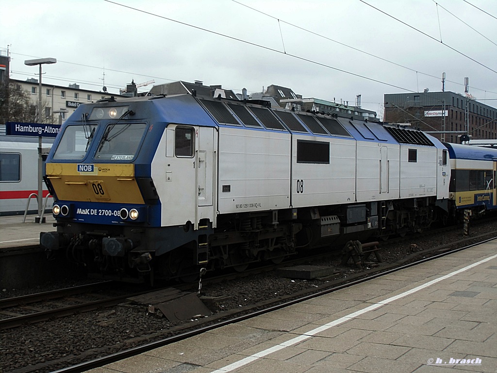 MAK DE 2700-08/251 008-9 stand mit einen personenzug der NOB im bhf hh-altona am 17.03.14