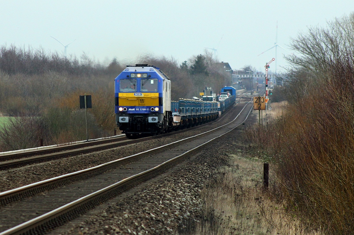 MaK DE 2700-11 der AutozugSylt/RDC mit dem AZS 79326  erklimmt  hier die leichte Steigung zwischen Klanxbüll und dem Hindenburgdamm in Richtung Westerland. Aufgenommen am ehemaligen Bü Dreieckskoog 08.01.2017