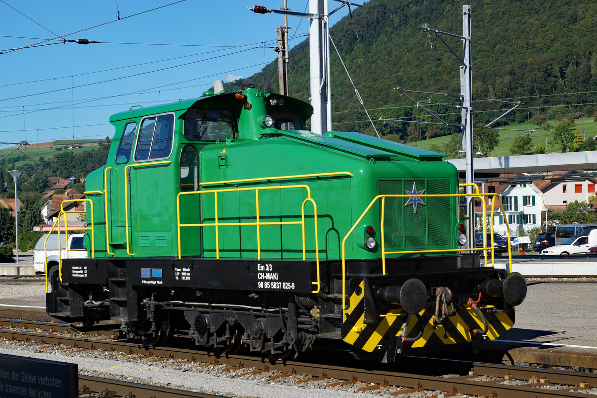 MAKIES AG: Die in der OeBB Werkstätte Balsthal frisch aufgearbeitete HENSCHEL-Diesellok Em 3/3 CH-MAKI 98 85 5837 825-9 anlässlich der Rückreise nach Gettnau, bei einem Zwischenhalt in Oensingen am 22. August 2016.
Foto: Walter Ruetsch