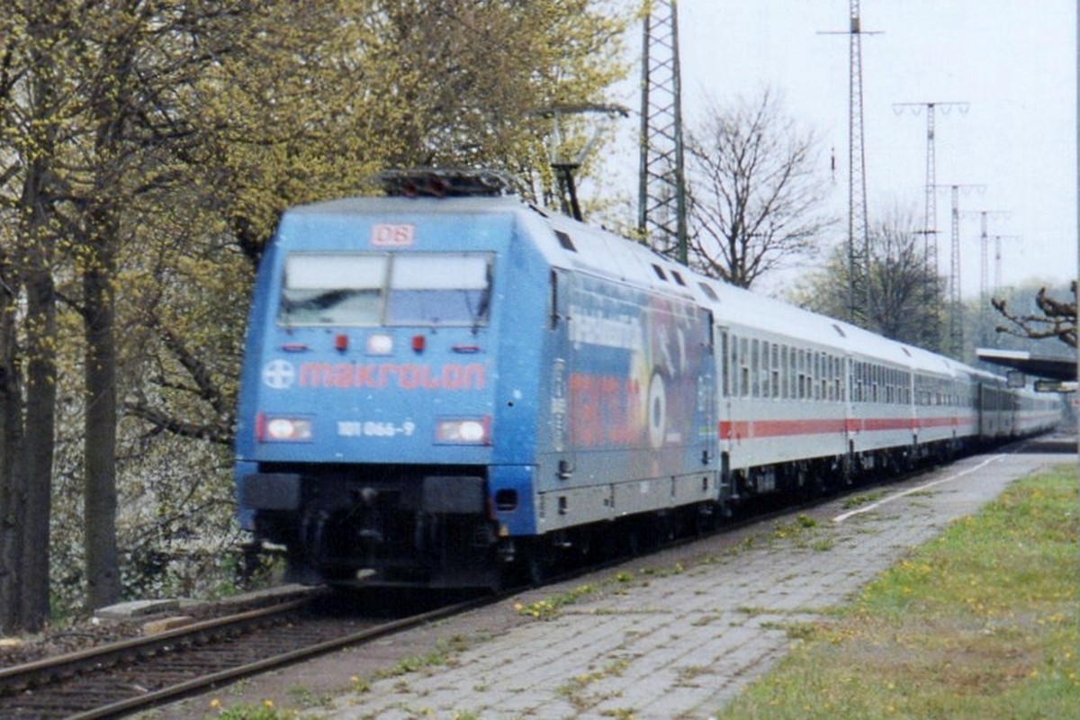 Makrolon-Werber 101 066 bruscht durch Kln West am 1 Februari 2000.