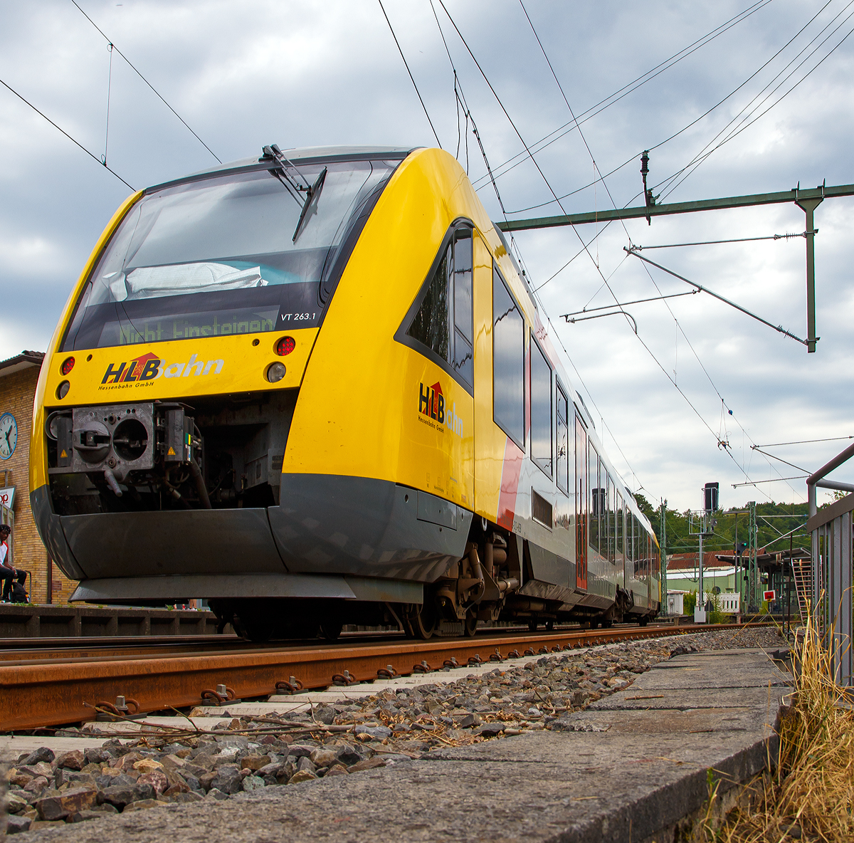 
Mal eine andere Perspektive und Ansicht....
Der VT 263 (95 80 0648 163-3 D-HEB / 95 80 0648 663-2 D-HEB) ein Alstom Coradia LINT 41 der HLB (Hessische Landesbahn), als RB 93  Rothaarbahn  (Bad Berleburg - Kreuztal -Siegen - Betzdorf), fährt am 27.07.2019 über die Siegbrücke und erreicht den Zielbahnhof Betzdorf (Sieg).
Mein Fotostandpunkt war die Fußgängerbrücke neben der Eisenbahnbrücke.
