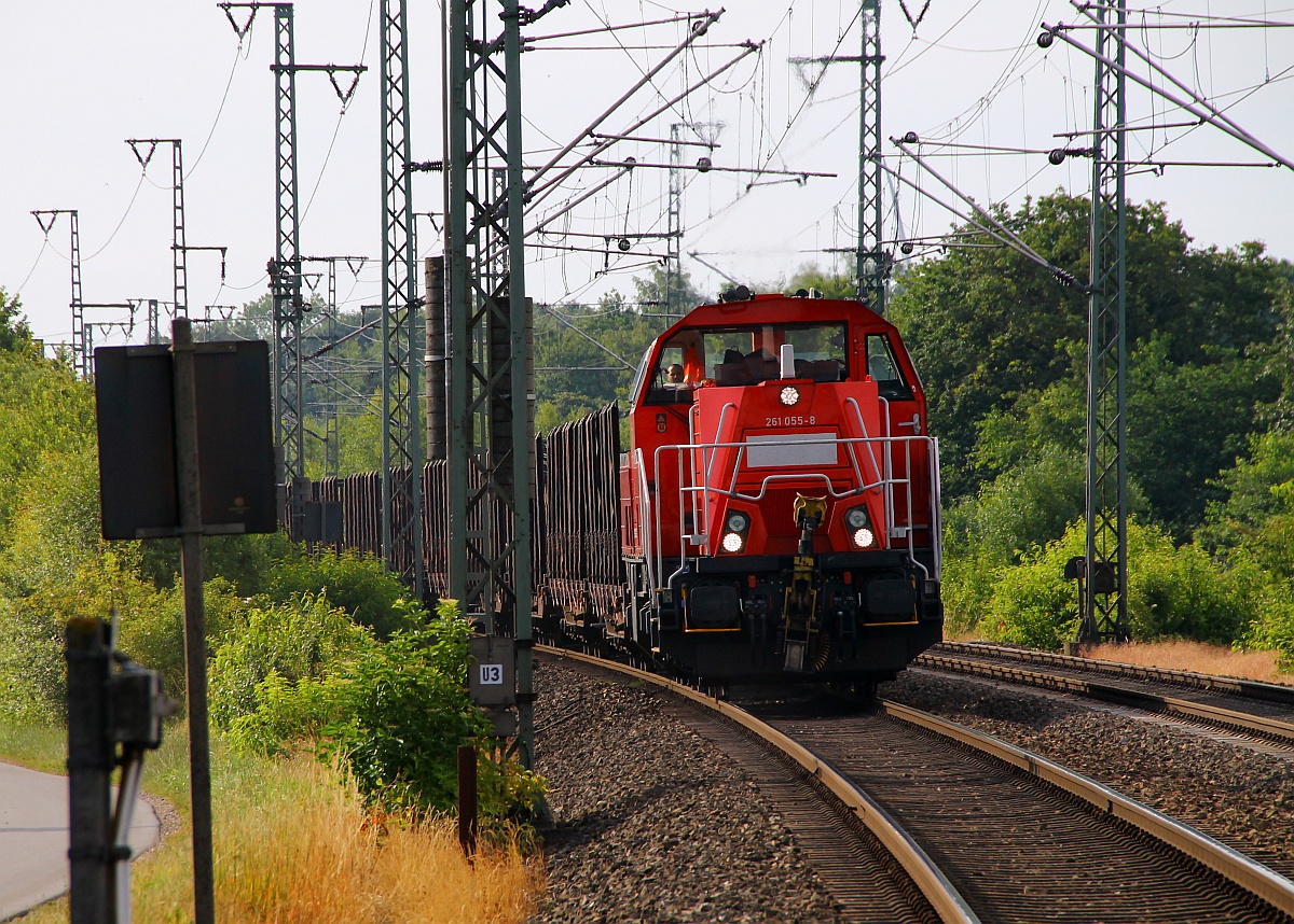 Mal von der anderen Seite gezeigt...DB 261 055-8 rangiert hier mit leeren Holzwagen vom Typ Snps in die Ladestrasse im/am Bhf Jübek. Aufgenommen am 26.06.2014 vom Bü Jübek-Nord.