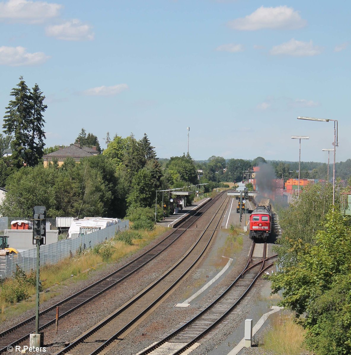 Mal ein ungewohntes Bild von mir......... Szenerie im Bahnhof Wiesau/Oberpfalz. Mit einer kleinen Rauchfahne beim beschleunigen startet 233 176 ihre Weiterfahrt von Hof kommend nach Weiden und dann weiter nach Grafenwöhr,Pressath oder Vilseck. 22.07.20