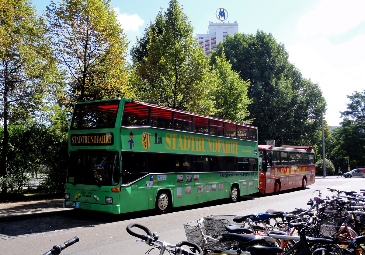 MAN Bus fr die Stadtrundfahrten in Leipzig beim Hauptbahnhof Ende Juli 2015 gesehen.