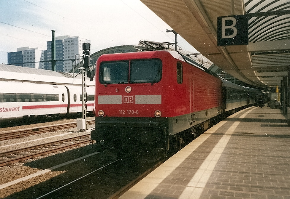 Man kann zwar die 112 170 im Berliner Ostbahnhof antreffen,nur nicht mehr vor einem InterRegio zu wie ich sie hier fotografierte.
