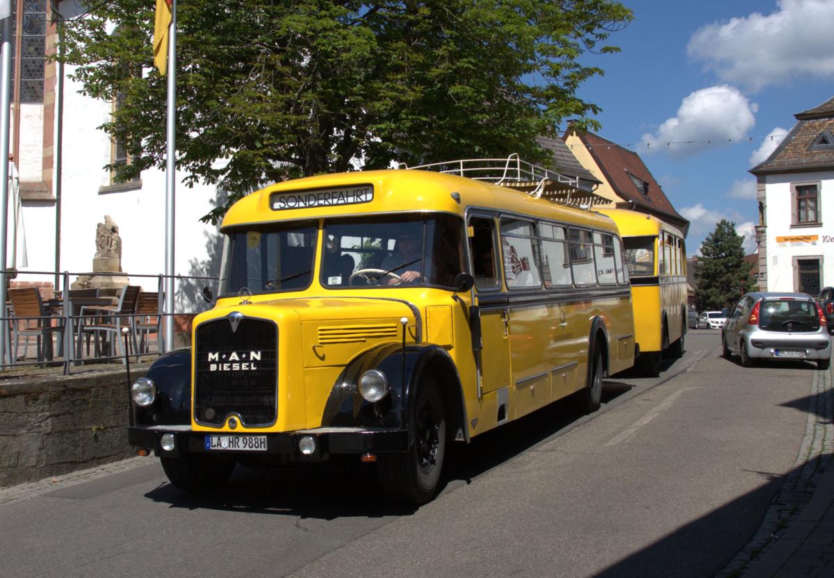 MAN Langhauber Postbus mit Anhänger! 
Dieses Fahrzeug war am 31.5.2014 im Rahmen des Dampfspektakel in der Pfalz unterwegs. Ich erwischte den Bus bei der Durchfahrt in Deidesheim, als er unterwegs zum Bahnhof Neustadt Weinstraße war.